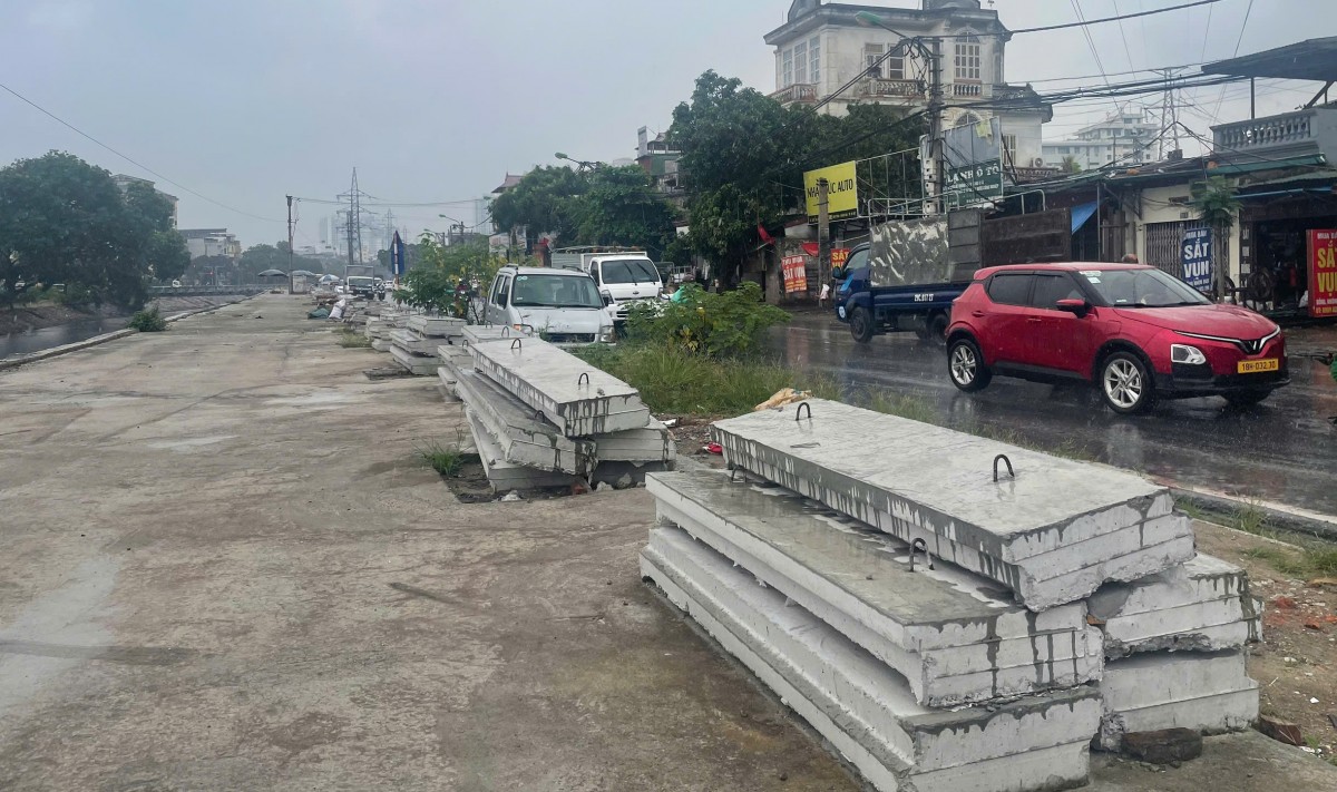 Tuy nhiên, theo ghi nhận của Diễn đàn Đô thị, việc mặt bằng được giao không liền mạch gây nhiều khó khăn cho nhà thầu trong quá trình triển khai thi công dự án. Tuy nhiên, theo ghi nhận của Diễn đàn Đô thị, việc mặt bằng được giao không liền mạch gây nhiều khó khăn cho nhà thầu trong quá trình triển khai thi công dự án.