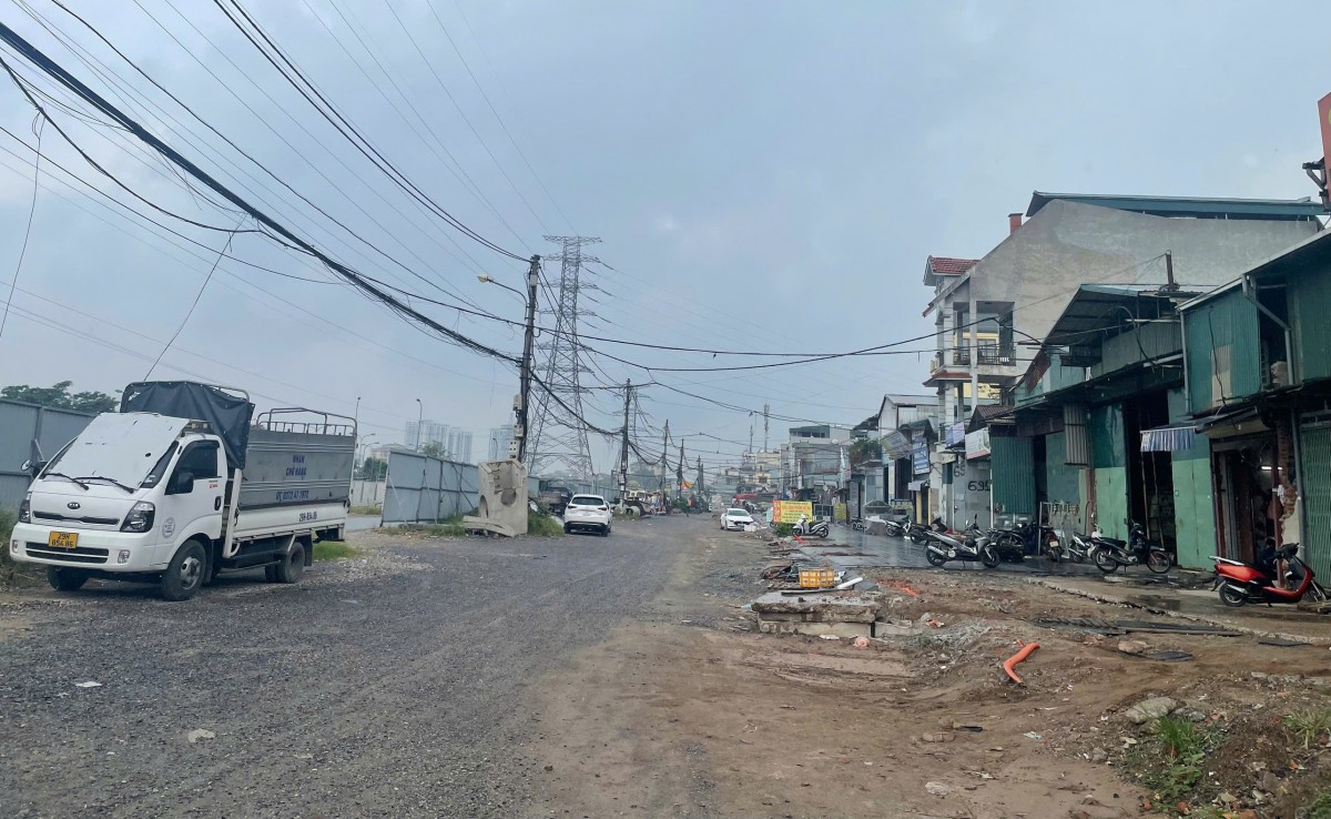 Tháng 7/2024, quận Hoàng Mai bàn giao khoảng 800m mặt bằng sạch cho nhà thầu triển khai thi công dự án. Tuy nhiên, theo ghi nhận của Diễn đàn Đô thị, việc mặt bằng được giao không liền mạch gây nhiều khó khăn cho nhà thầu trong quá trình triển khai thi công dự án. Tháng 7/2024, quận Hoàng Mai bàn giao khoảng 800m mặt bằng sạch cho nhà thầu triển khai thi công dự án. Tuy nhiên, theo ghi nhận của Diễn đàn Đô thị, việc mặt bằng được giao không liền mạch gây nhiều khó khăn cho nhà thầu trong quá trình triển khai thi công dự án.