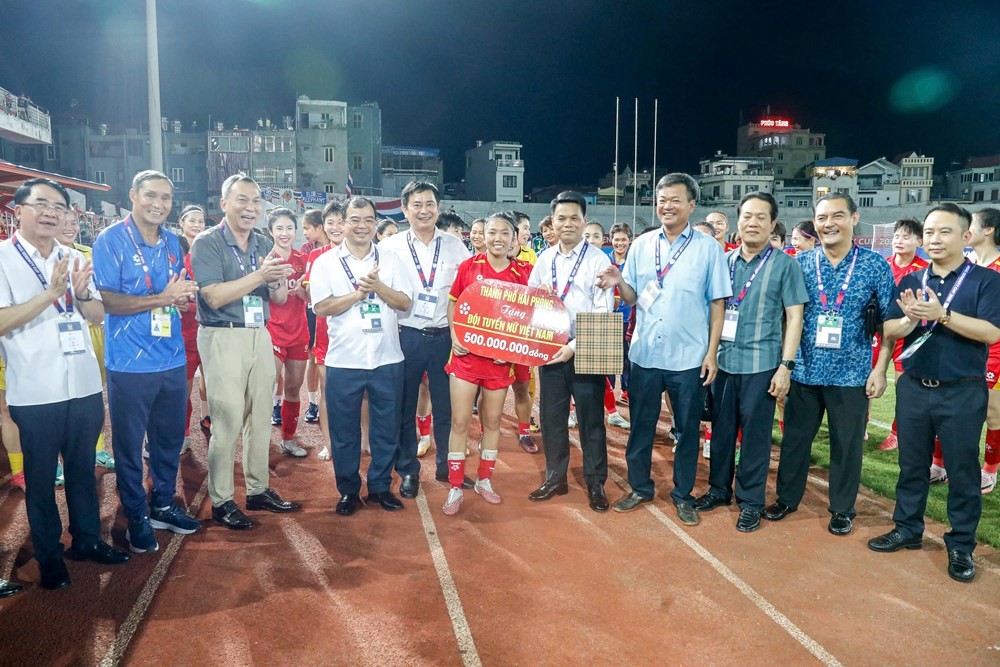 Tuyển bóng đá nữ Việt Nam nhận thưởng 1 tỉ đồng sau trận thắng Thái Lan