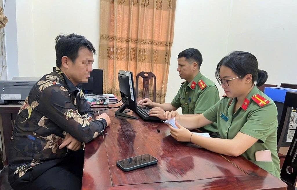 Nghệ An xử phạt đối tượng xúc phạm uy tín một trưởng bản Nghệ An xử phạt đối tượng xúc phạm uy tín một trưởng bản