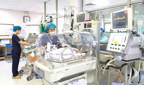 Bé sơ sinh tử vong sau 2 ngày vì gia đình "chọn ngày giờ đẹp” sinh mổ