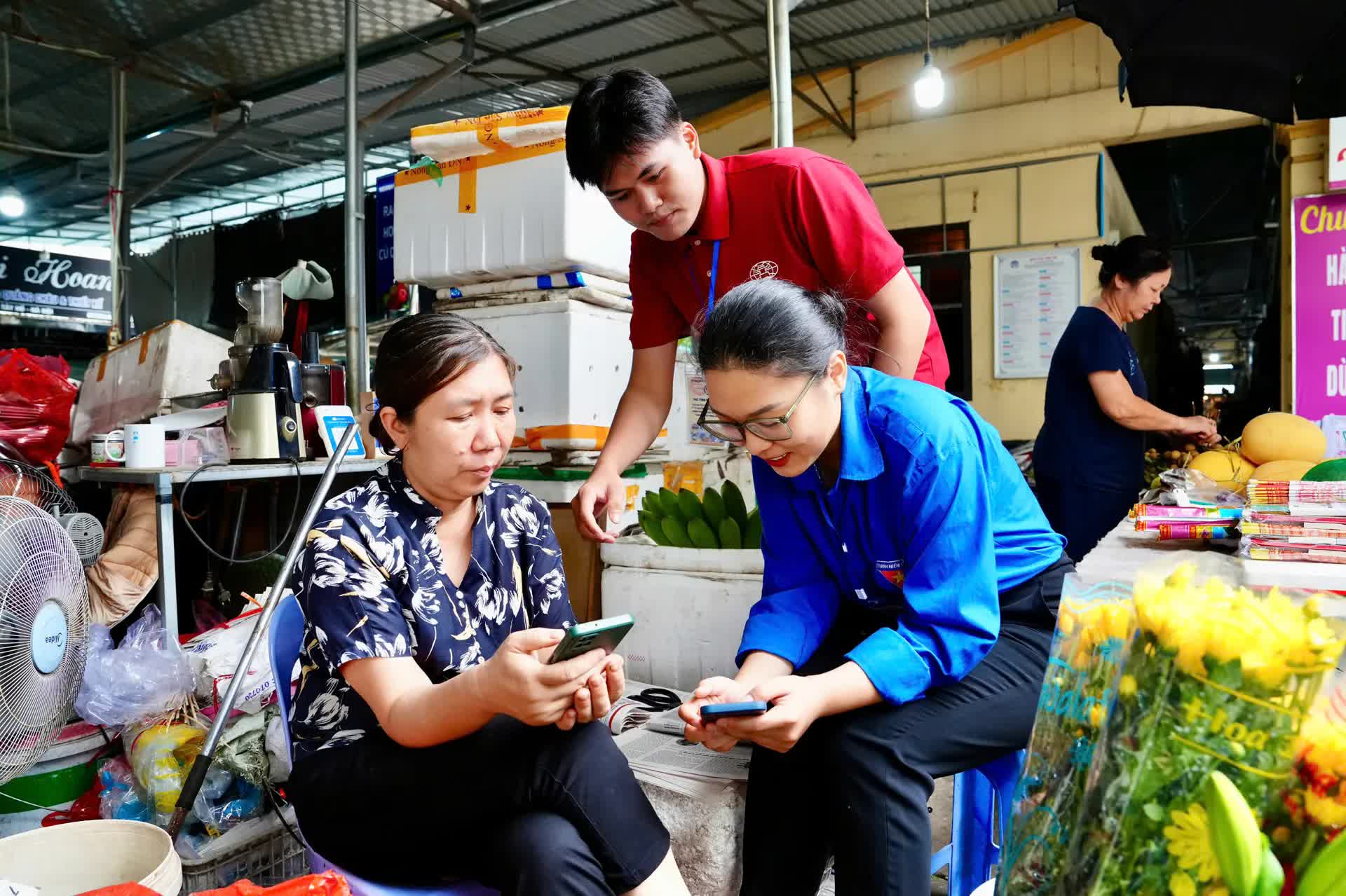 Phú Thượng đồng hành cùng người dân trên con đường chuyển đổi số