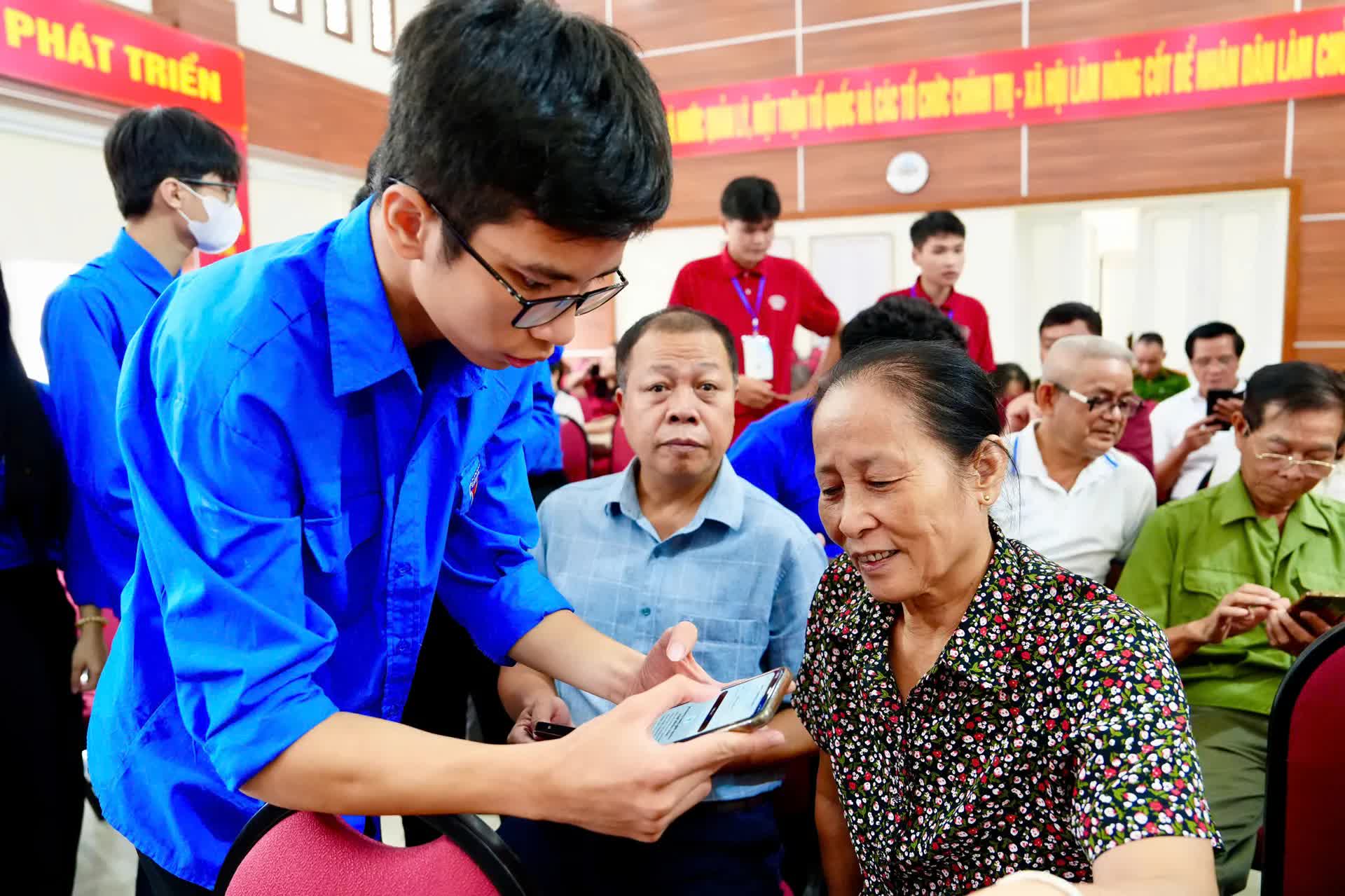 Phú Thượng đồng hành cùng người dân trên con đường chuyển đổi số