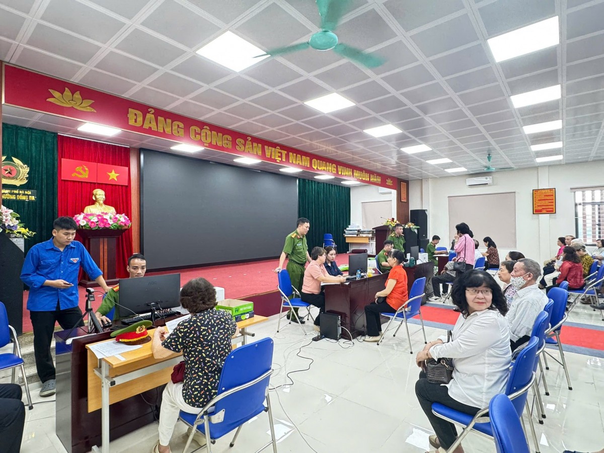 Công an Hà Nội quyết tâm đẩy nhanh tiến độ cấp đổi thẻ đảng viên gắn chip điện tử