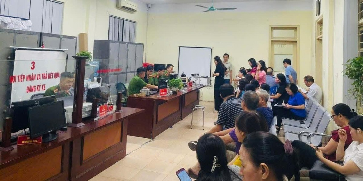 Công an Hà Nội quyết tâm đẩy nhanh tiến độ cấp đổi thẻ đảng viên gắn chip điện tử