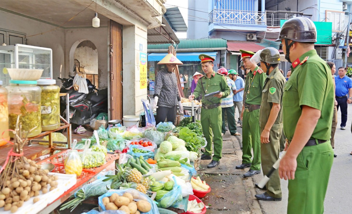 Đoài Phương ra quân lập lại trật tự đô thị Đoài Phương ra quân lập lại trật tự đô thị