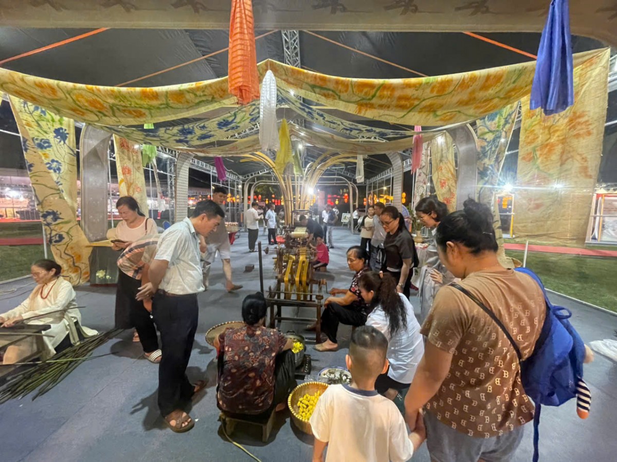 Hà Nội quảng bá tinh hoa làng nghề qua Hội chợ quà tặng 2025