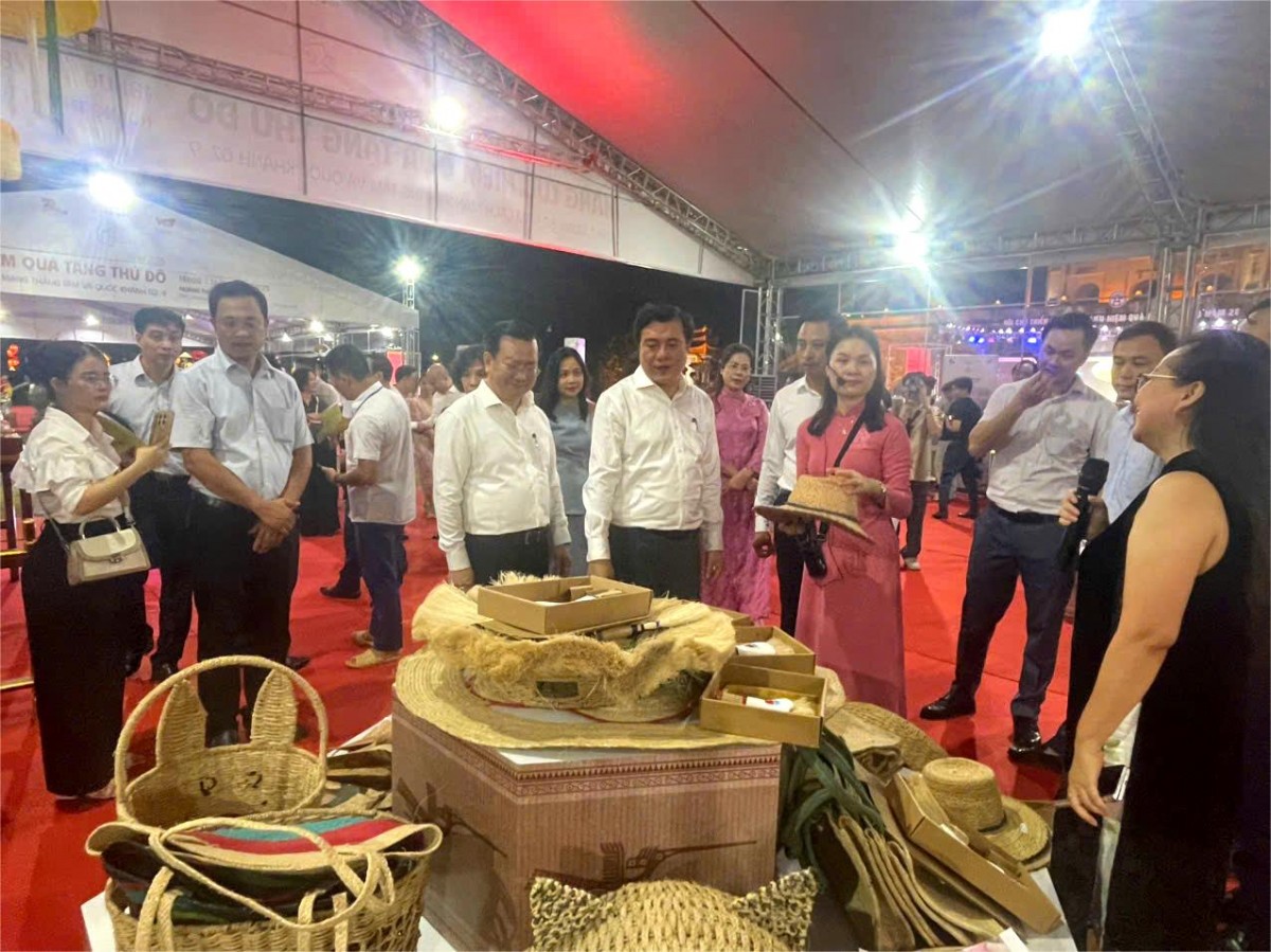 Hà Nội quảng bá tinh hoa làng nghề qua Hội chợ quà tặng 2025