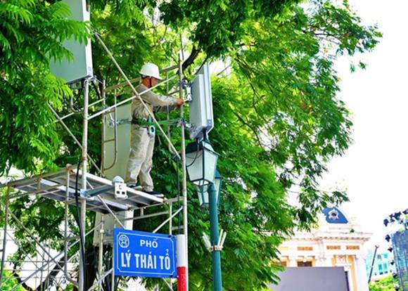 Đội ngũ kỹ thuật đang lắp đặt, bổ sung mạng lưới tại các tuyến phố quan trọng diễn ra các hoạt động kỷ niệm Quốc khánh 2-9