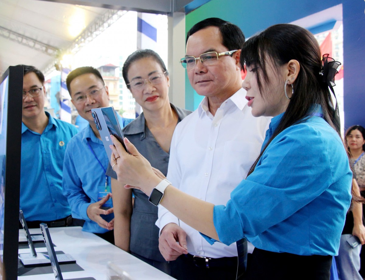 Triển lãm “Hành trình sáng tạo - Khát vọng vươn mình”: Tôn vinh trí tuệ lao động Việt Triển lãm “Hành trình sáng tạo - Khát vọng vươn mình”: Tôn vinh trí tuệ lao động Việt