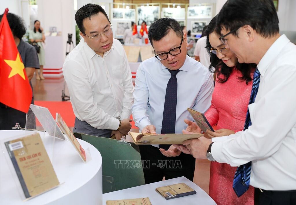 800 tư liệu và 80 hình ảnh tái hiện 80 năm lịch sử dân tộc 800 tư liệu và 80 hình ảnh tái hiện 80 năm lịch sử dân tộc