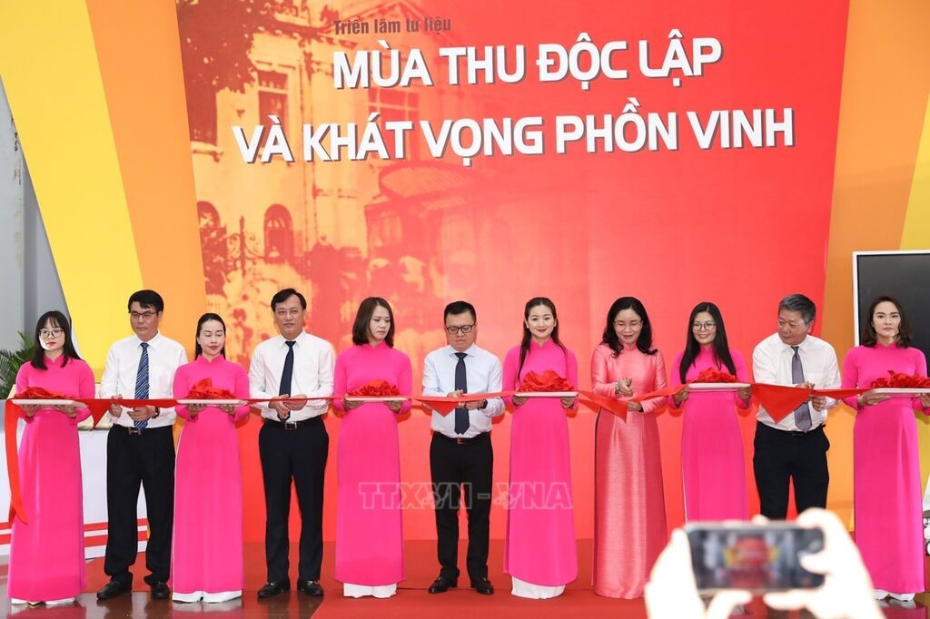 800 tư liệu và 80 hình ảnh tái hiện 80 năm lịch sử dân tộc 800 tư liệu và 80 hình ảnh tái hiện 80 năm lịch sử dân tộc
