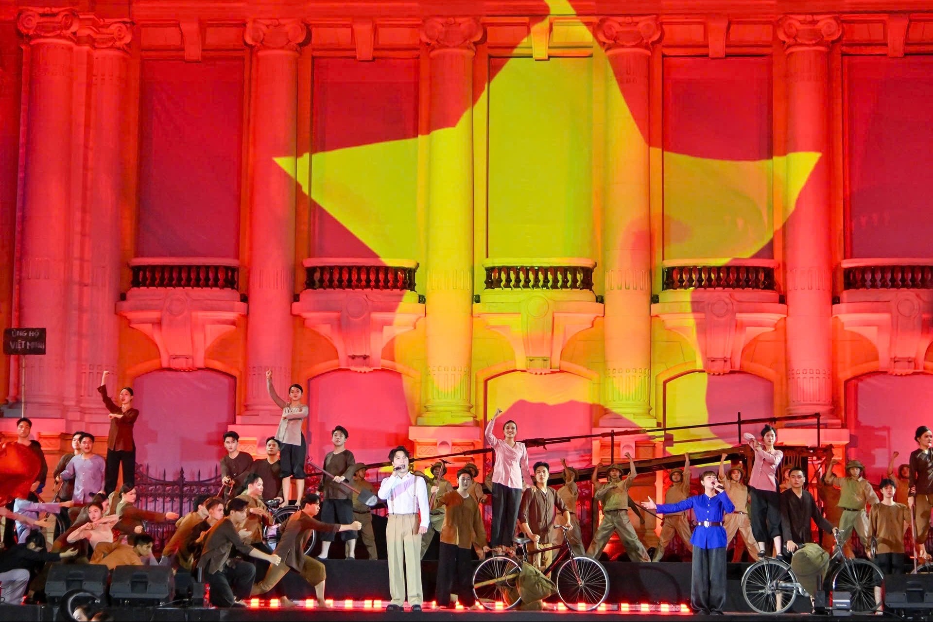 Thủ tướng Phạm Minh Chính dự chương trình nghệ thuật "Hà Nội - Từ mùa thu lịch sử năm 1945"