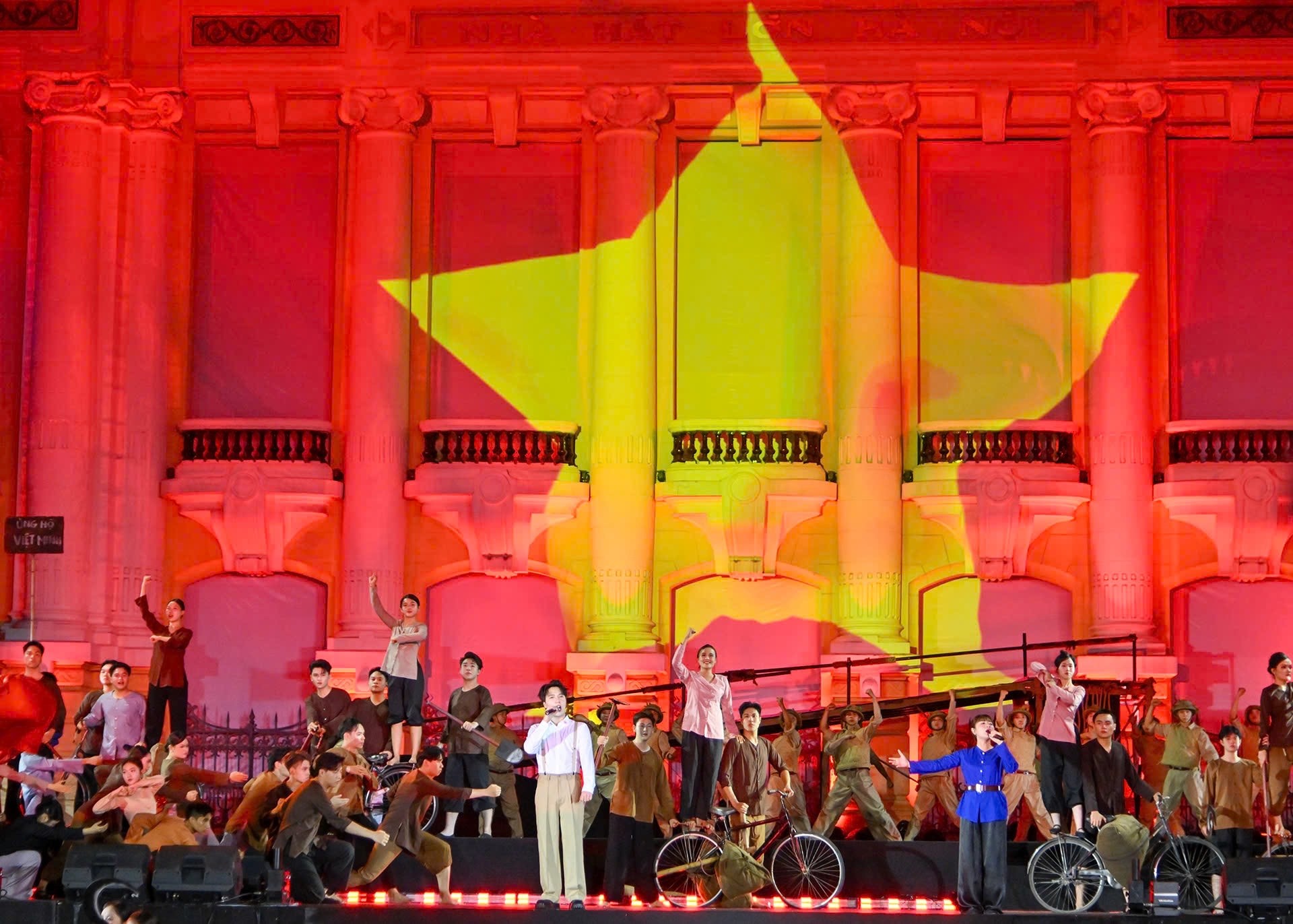 Thủ tướng Phạm Minh Chính dự chương trình nghệ thuật Hà Nội - Từ mùa thu lịch sử năm 1945 Thủ tướng Phạm Minh Chính dự chương trình nghệ thuật Hà Nội - Từ mùa thu lịch sử năm 1945