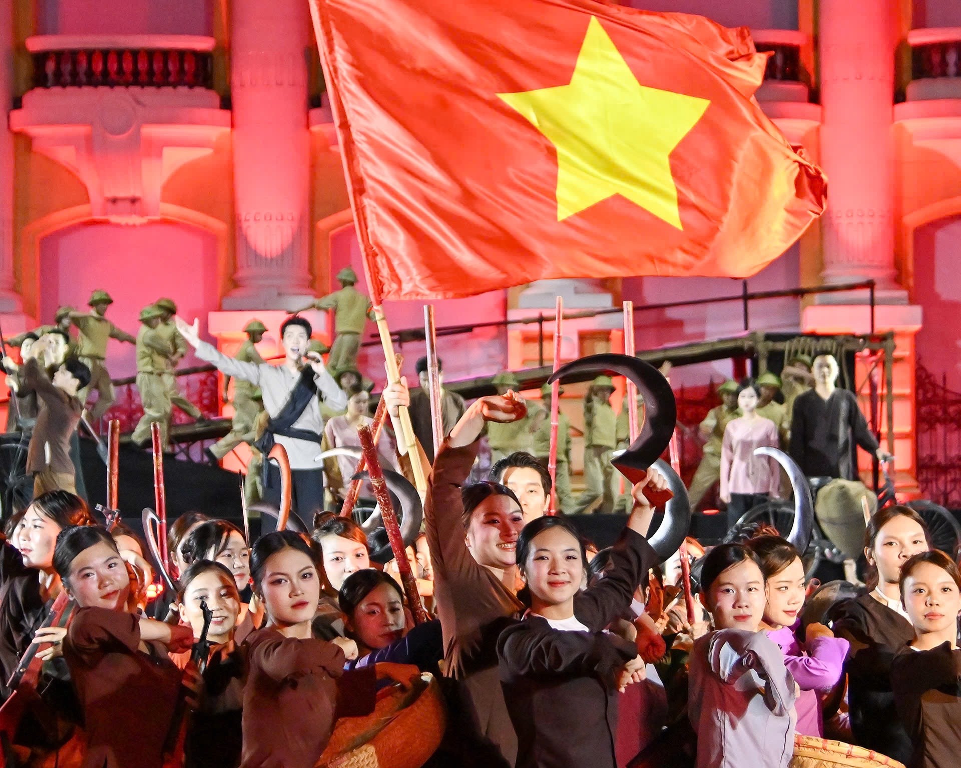 Thủ tướng Phạm Minh Chính dự chương trình nghệ thuật Hà Nội - Từ mùa thu lịch sử năm 1945 Thủ tướng Phạm Minh Chính dự chương trình nghệ thuật Hà Nội - Từ mùa thu lịch sử năm 1945