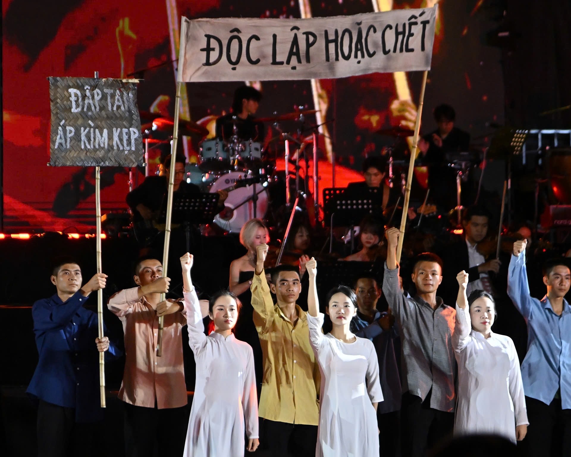 Thủ tướng Phạm Minh Chính dự chương trình nghệ thuật Hà Nội - Từ mùa thu lịch sử năm 1945 Thủ tướng Phạm Minh Chính dự chương trình nghệ thuật Hà Nội - Từ mùa thu lịch sử năm 1945