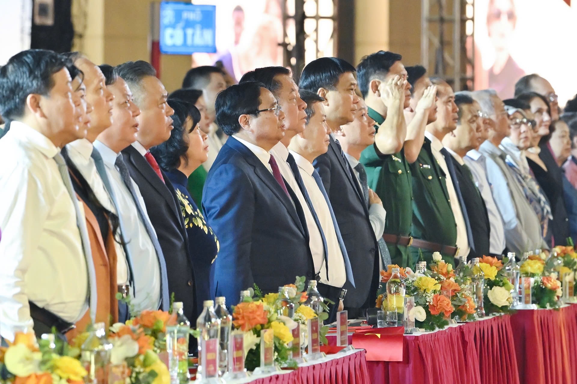 Thủ tướng Phạm Minh Chính dự chương trình nghệ thuật Hà Nội - Từ mùa thu lịch sử năm 1945 Thủ tướng Phạm Minh Chính dự chương trình nghệ thuật Hà Nội - Từ mùa thu lịch sử năm 1945