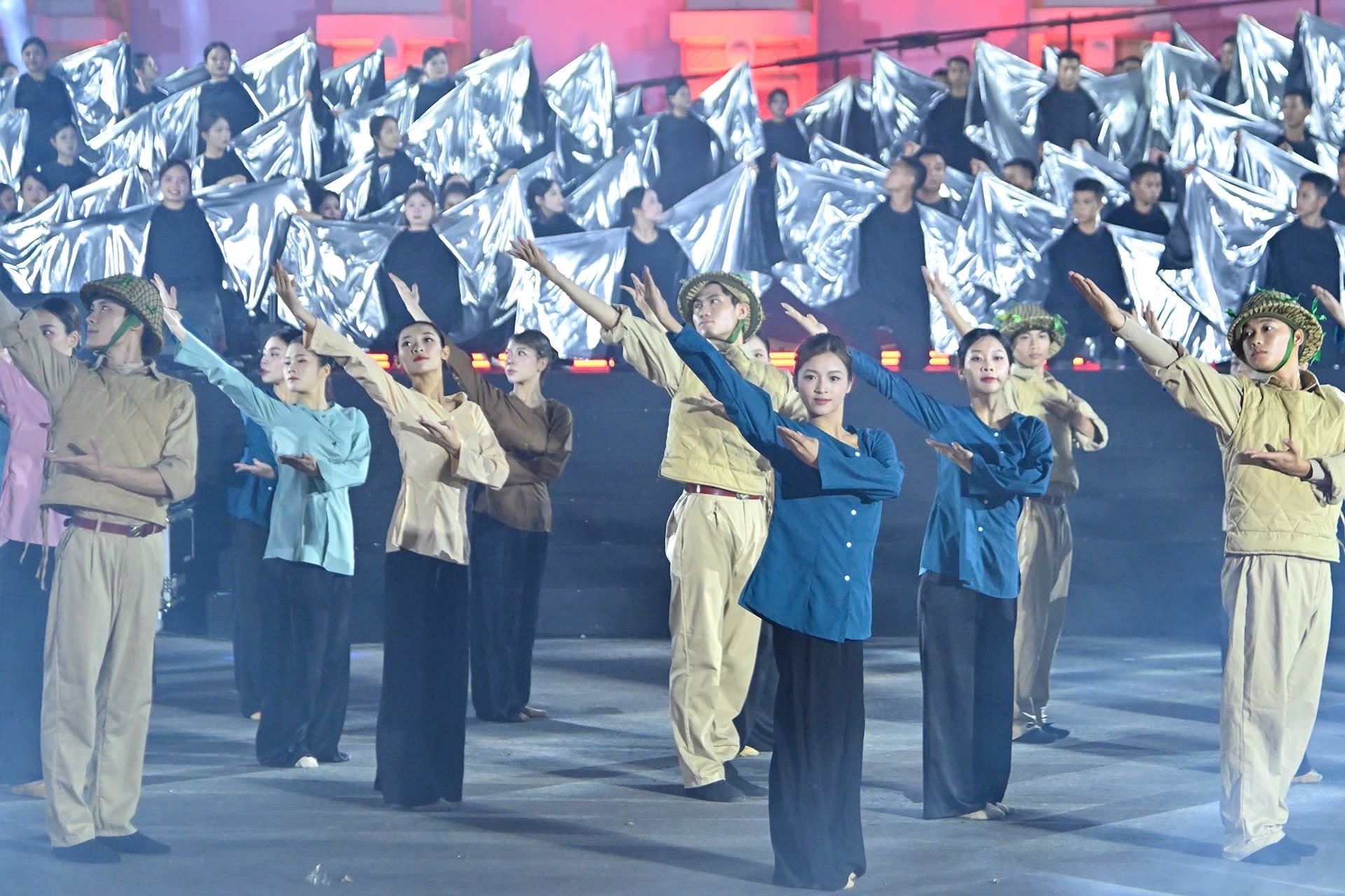 Thủ tướng Phạm Minh Chính dự chương trình nghệ thuật Hà Nội - Từ mùa thu lịch sử năm 1945 Thủ tướng Phạm Minh Chính dự chương trình nghệ thuật Hà Nội - Từ mùa thu lịch sử năm 1945