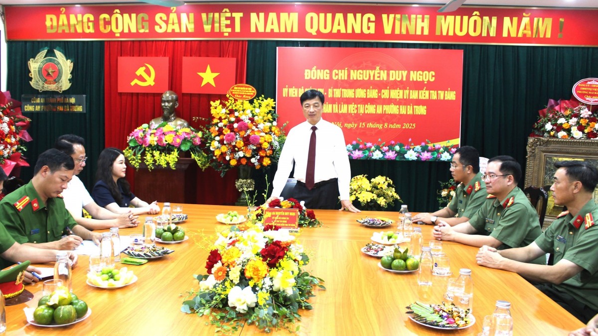 Chủ nhiệm Ủy ban Kiểm tra Trung ương Nguyễn Duy Ngọc thăm, chúc mừng Công an phường Hai Bà Trưng