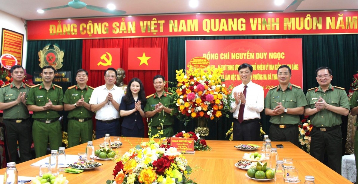 Chủ nhiệm Ủy ban Kiểm tra Trung ương Nguyễn Duy Ngọc thăm, chúc mừng Công an phường Hai Bà Trưng