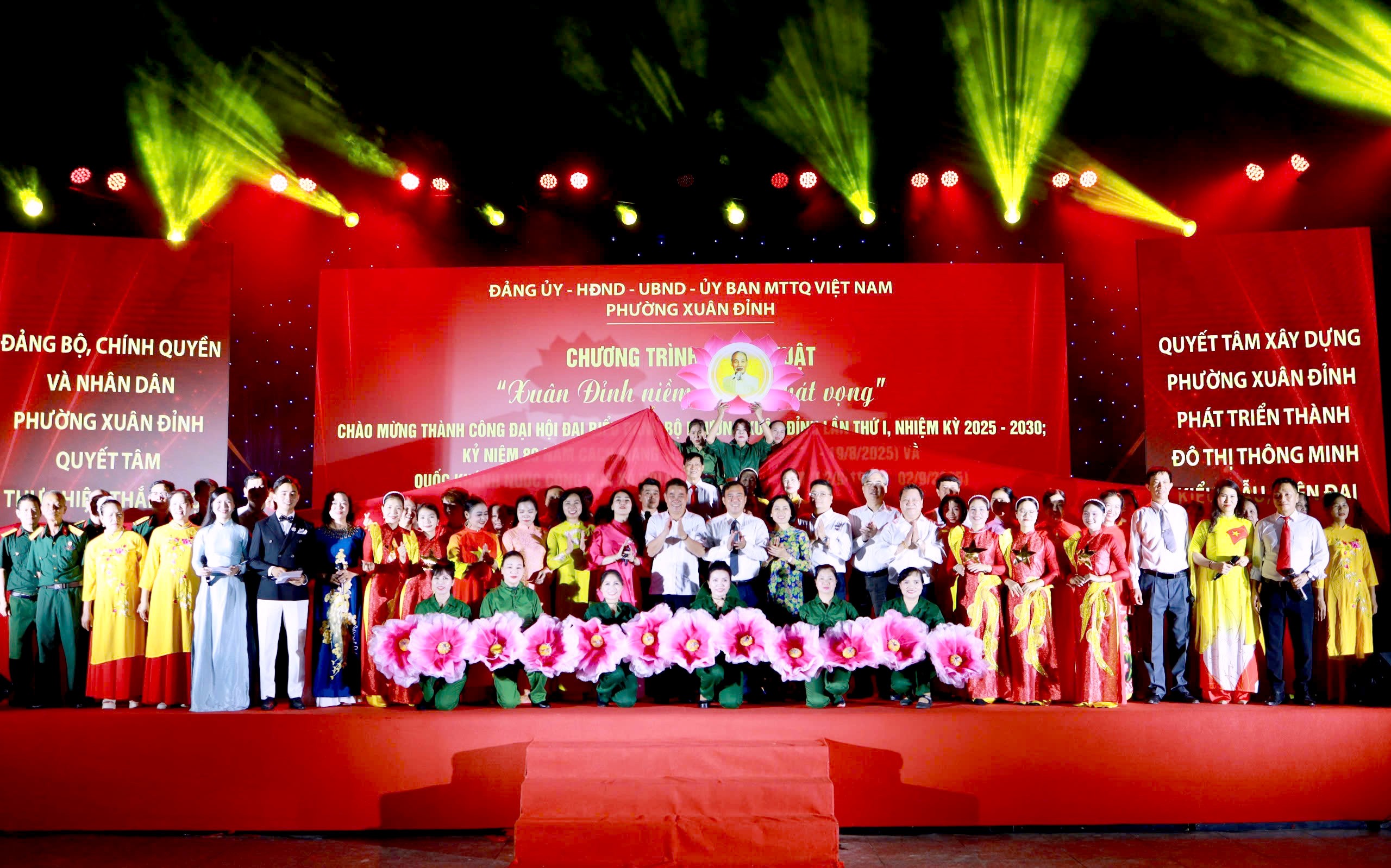 Nhân dân Xuân Đỉnh cùng hát chào mừng thành công Đại hội Đảng bộ phường