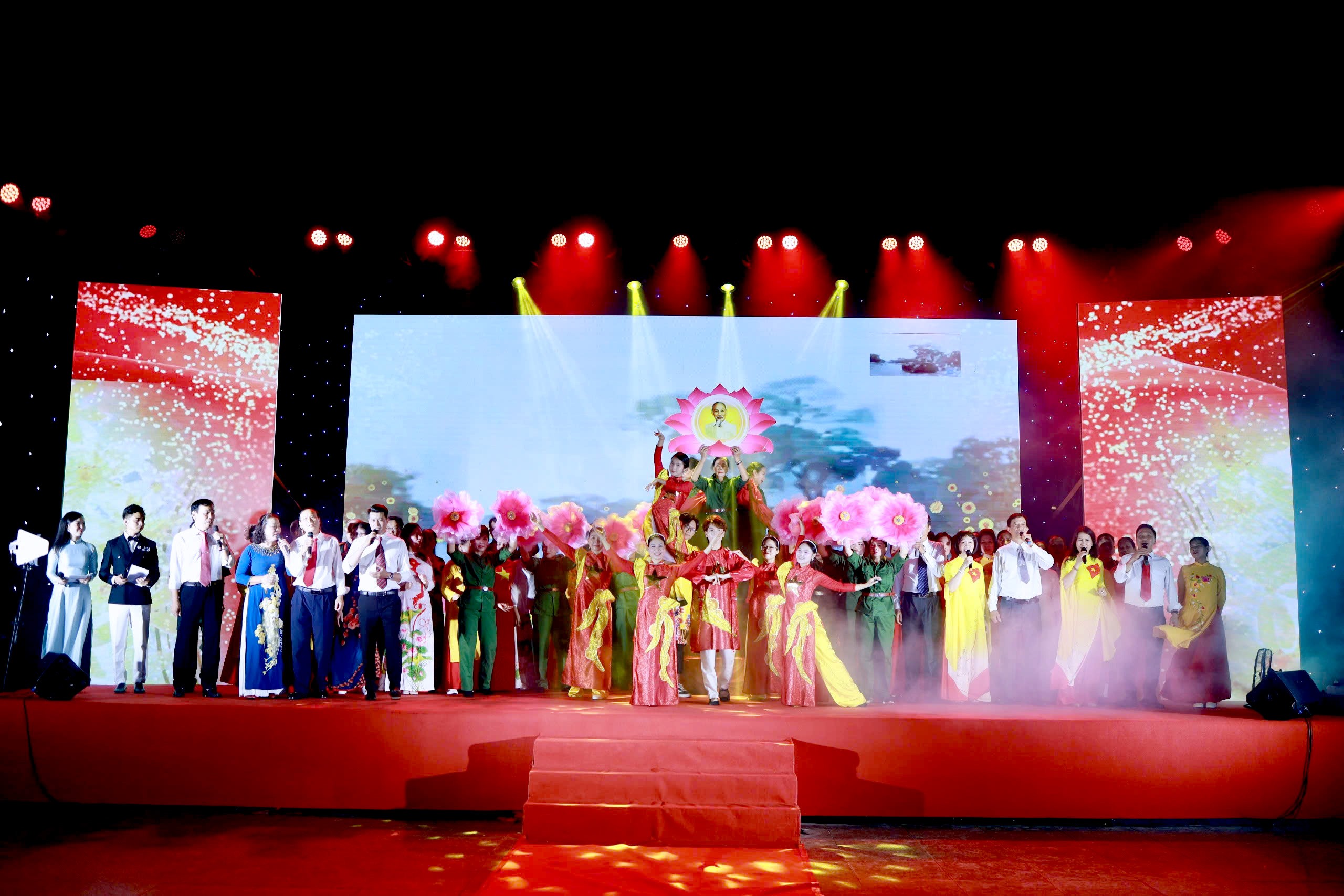 Nhân dân Xuân Đỉnh cùng hát chào mừng thành công Đại hội Đảng bộ phường