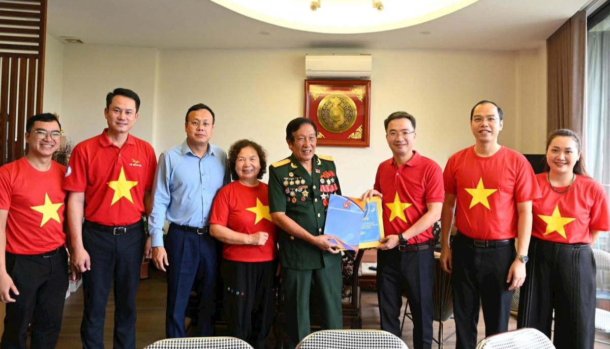 Bí thư Trung ương Đoàn, Chủ tịch Trung ương Hội Liên hiệp thanh niên Việt Nam Nguyễn Tường Lâm và Bí thư Đảng ủy, Chủ tịch HĐND phường Ba Đình Phạm Quang Thanh thăm và tặng quà gia đình chính sách.