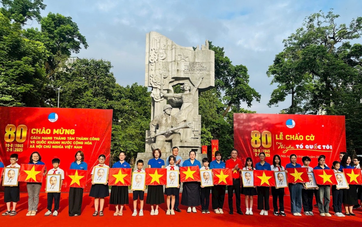 Trao tặng ảnh Bác Hồ và cờ Tổ quốc cho thanh niên Thủ đô