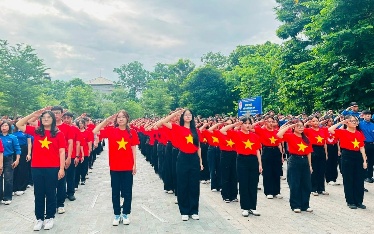 Lễ chào cờ “Tôi yêu Tổ quốc tôi” tại Vườn hoa Vạn Xuân (Hà Nội). 