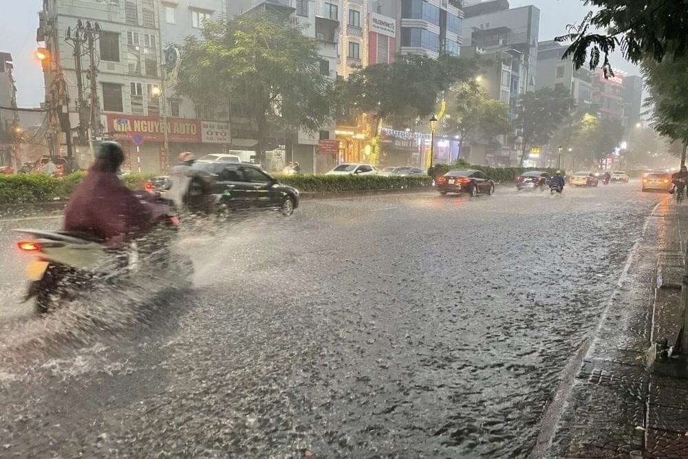 Dự báo thời tiết Hà Nội ngày 17/8: Mưa dông tập trung về đêm và sáng