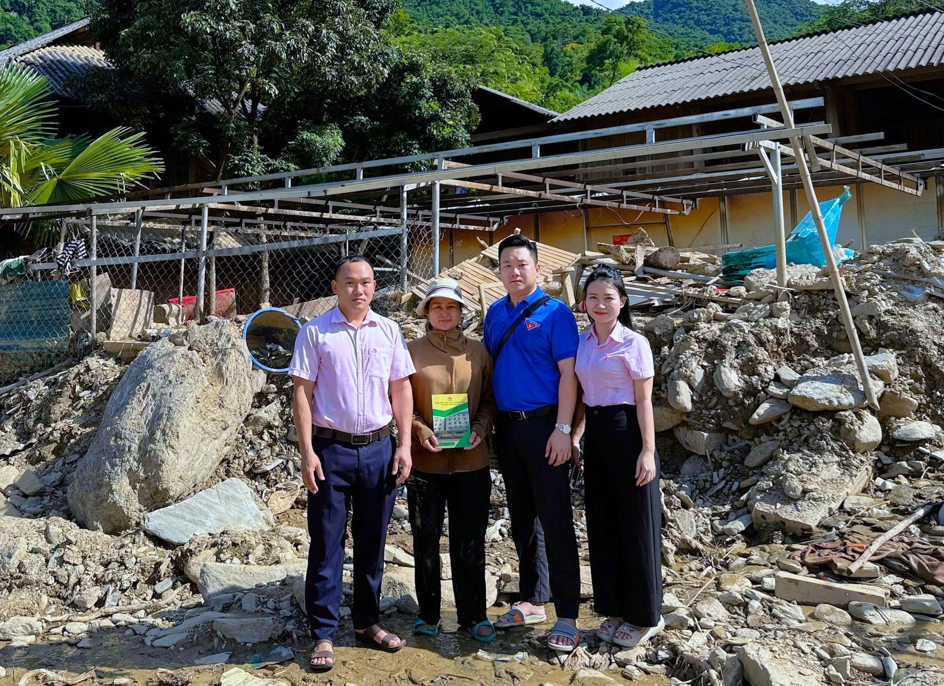 Ngân hàng CSXH tỉnh Nghệ An tích cực hỗ trợ người dân bị thiệt hại do mưa lũ Ngân hàng CSXH tỉnh Nghệ An tích cực hỗ trợ người dân bị thiệt hại do mưa lũ