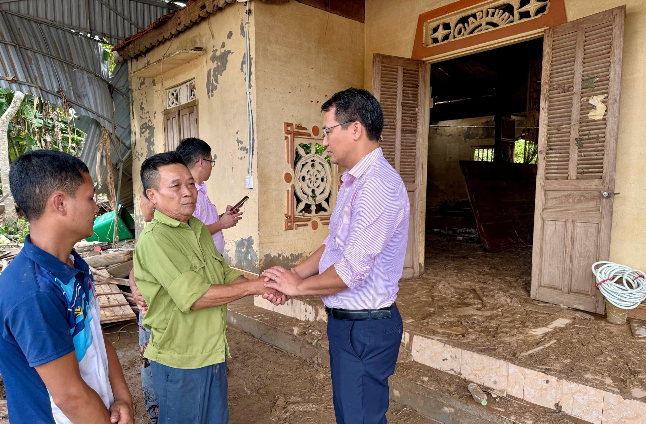 Ngân hàng CSXH tỉnh Nghệ An tích cực hỗ trợ người dân bị thiệt hại do mưa lũ Ngân hàng CSXH tỉnh Nghệ An tích cực hỗ trợ người dân bị thiệt hại do mưa lũ