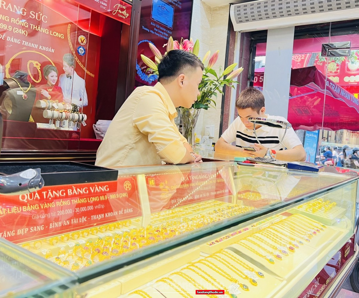 Giá vàng lại lập đỉnh, người dân xếp hàng chờ mua vàng nhẫn