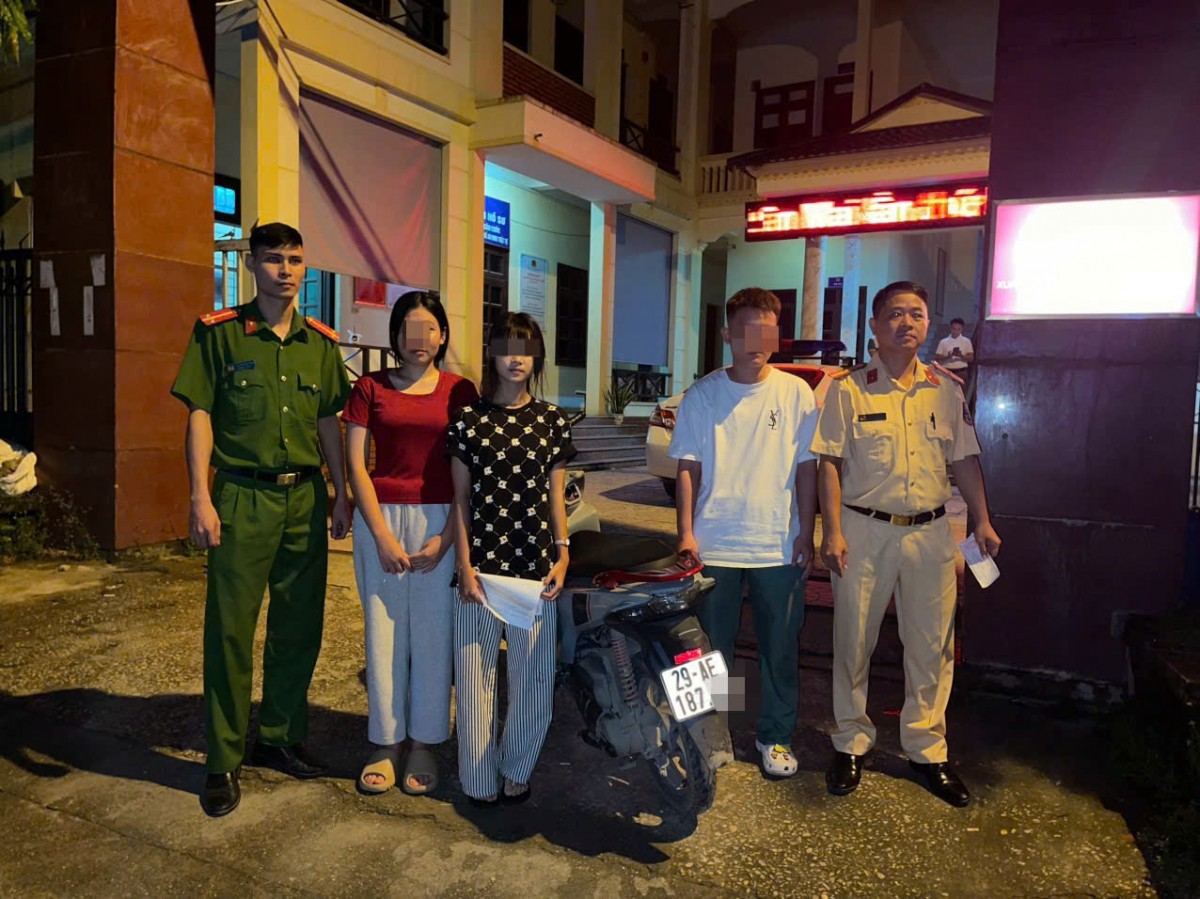 Công an lập hồ sơ xử lý nhóm học sinh kẹp 3, không đội mũ bảo hiểm