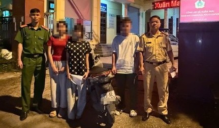 Công an lập hồ sơ xử lý nhóm học sinh kẹp 3, không đội mũ bảo hiểm
