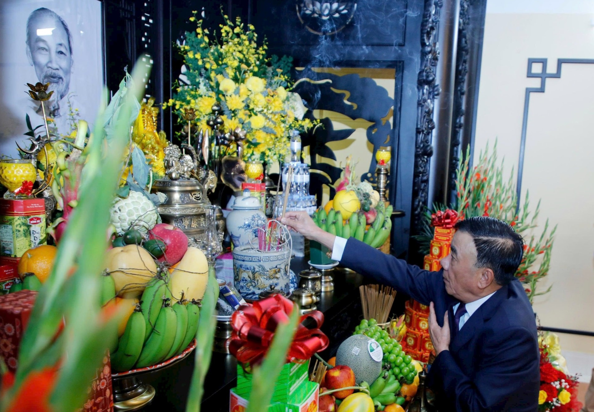 Gắn biển công trình và trưng bày triển lãm tại di tích lịch sử 48 Hàng Ngang. (Ảnh: Viết Thành) Gắn biển công trình di tích lịch sử 48 Hàng Ngang - nơi Bác Hồ viết Tuyên ngôn Độc lập