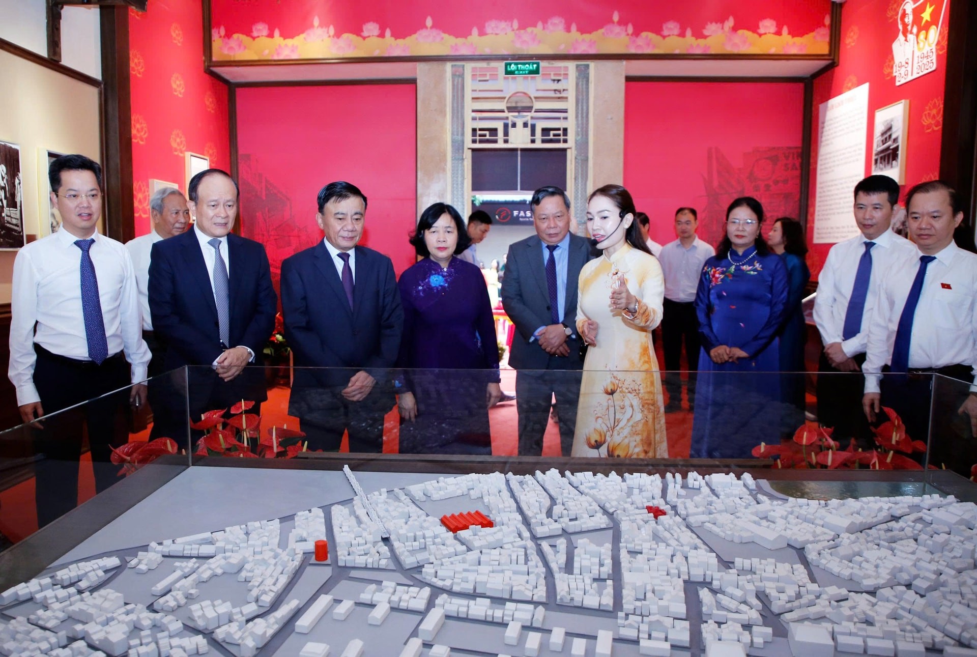 Gắn biển công trình và trưng bày triển lãm tại di tích lịch sử 48 Hàng Ngang. (Ảnh: Viết Thành) 80 năm dòng chảy lịch sử từ ngôi nhà 48 Hàng Ngang