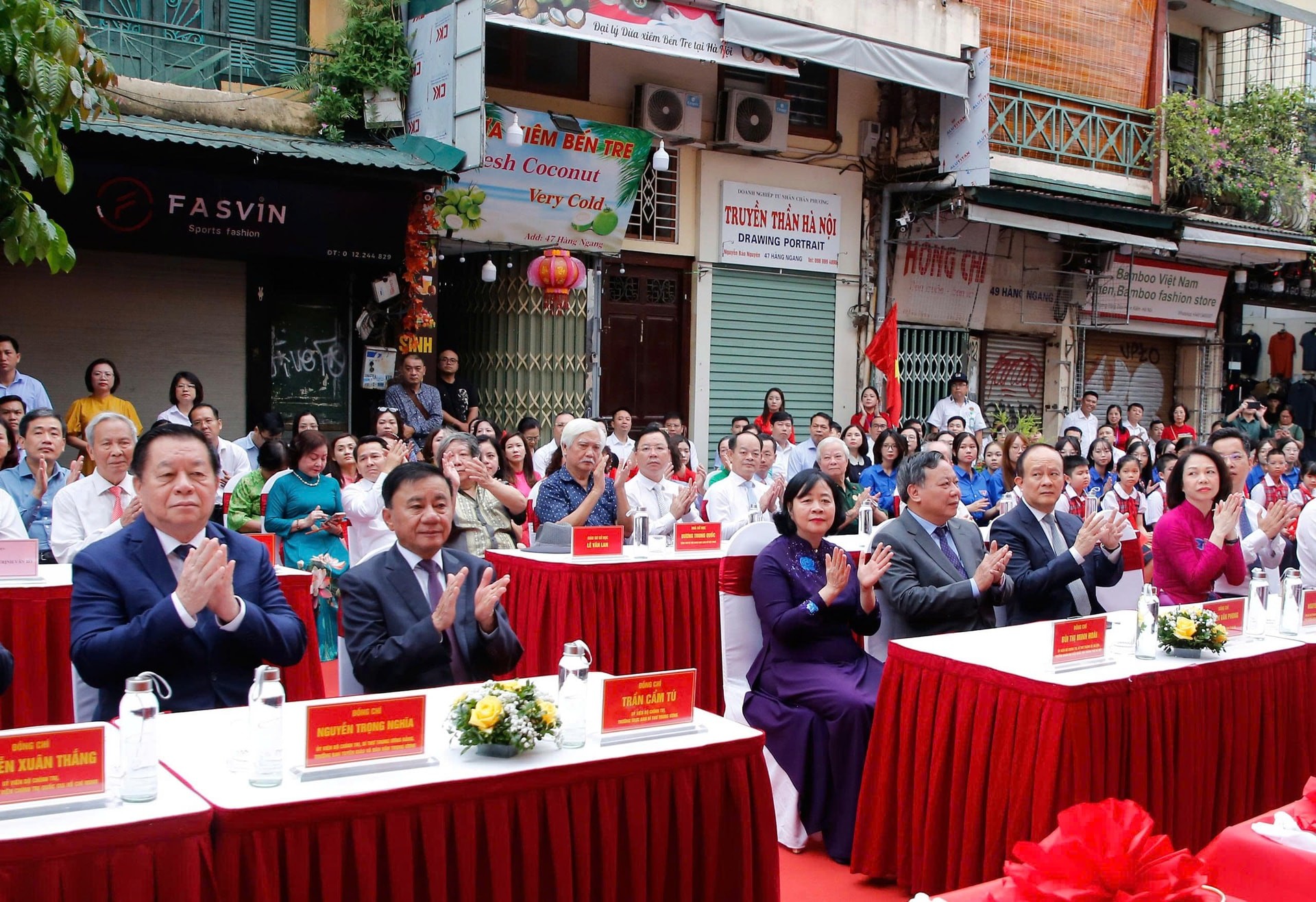 Gắn biển công trình và trưng bày triển lãm tại di tích lịch sử 48 Hàng Ngang. (Ảnh: Viết Thành) Gắn biển công trình di tích lịch sử 48 Hàng Ngang - nơi Bác Hồ viết Tuyên ngôn Độc lập