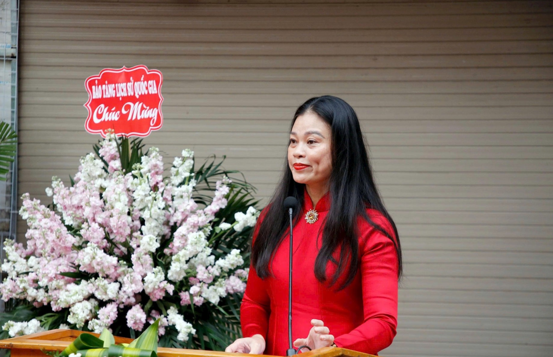 Gắn biển công trình và trưng bày triển lãm tại di tích lịch sử 48 Hàng Ngang. (Ảnh: Viết Thành) Gắn biển công trình di tích lịch sử 48 Hàng Ngang - nơi Bác Hồ viết Tuyên ngôn Độc lập