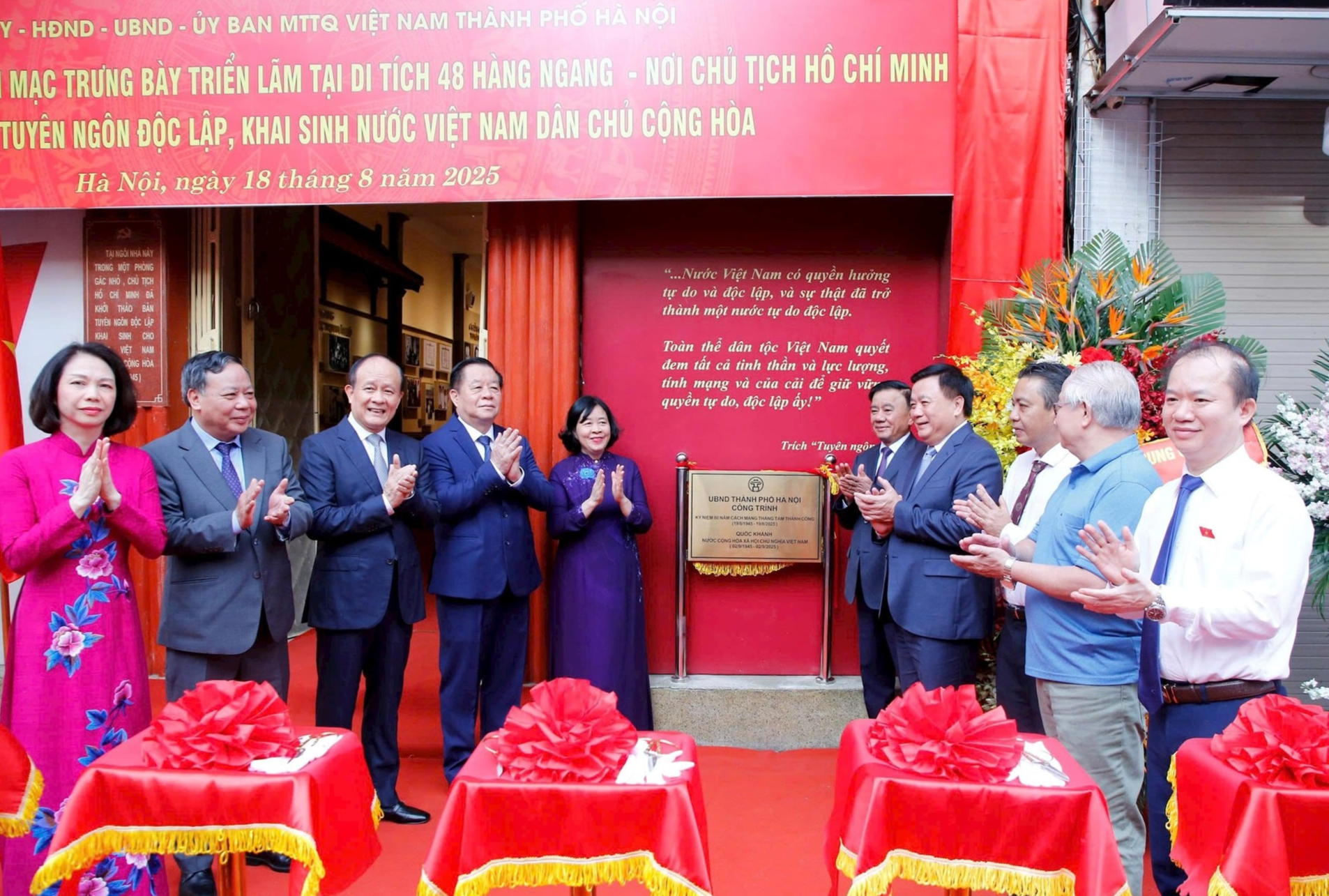 Gắn biển công trình và trưng bày triển lãm tại di tích lịch sử 48 Hàng Ngang. (Ảnh: Viết Thành) 80 năm dòng chảy lịch sử từ ngôi nhà 48 Hàng Ngang