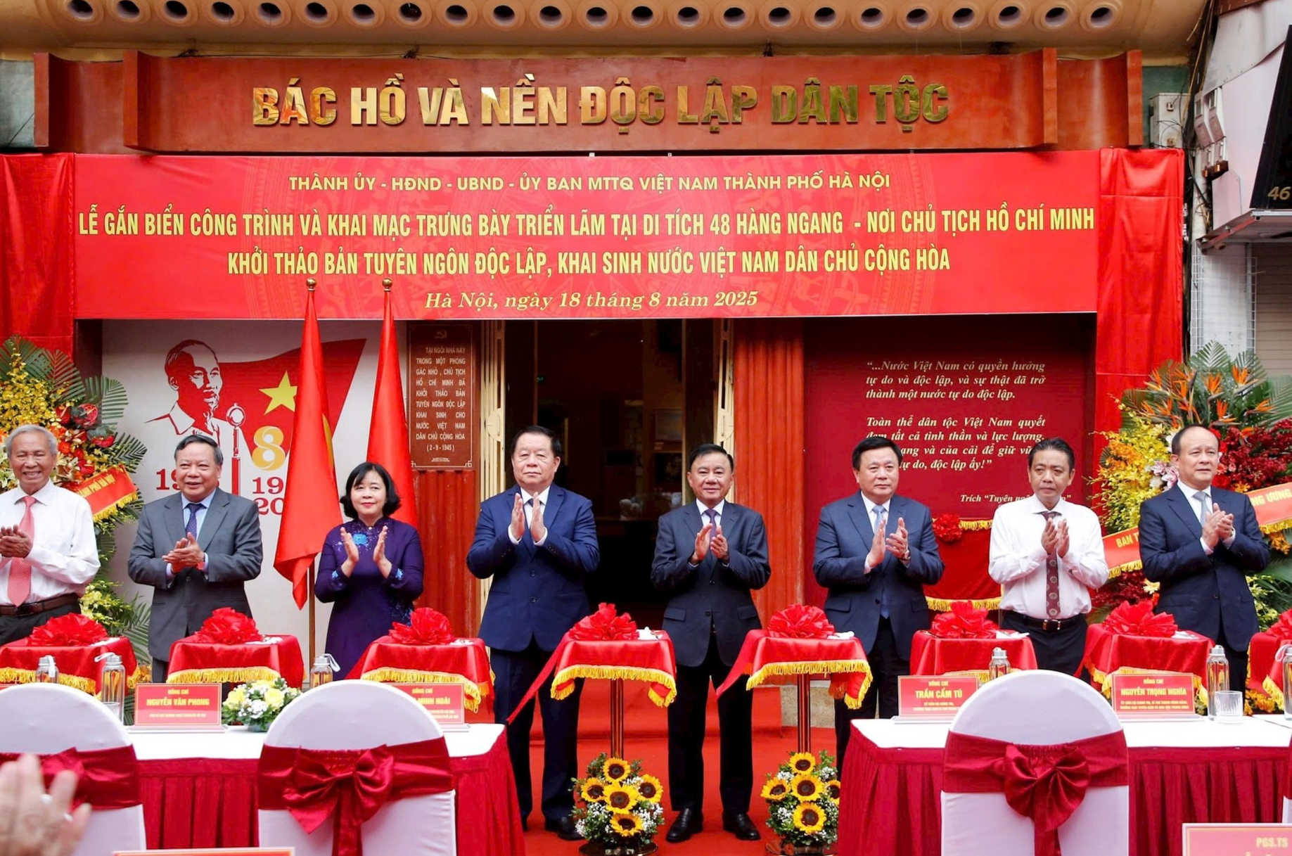 Gắn biển công trình và trưng bày triển lãm tại di tích lịch sử 48 Hàng Ngang. (Ảnh: Viết Thành) Gắn biển công trình di tích lịch sử 48 Hàng Ngang - nơi Bác Hồ viết Tuyên ngôn Độc lập