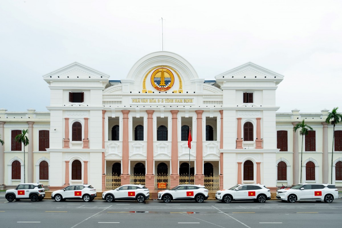 Vinfast tặng 100.000 bộ decal Quốc kỳ mừng 80 năm Quốc khánh