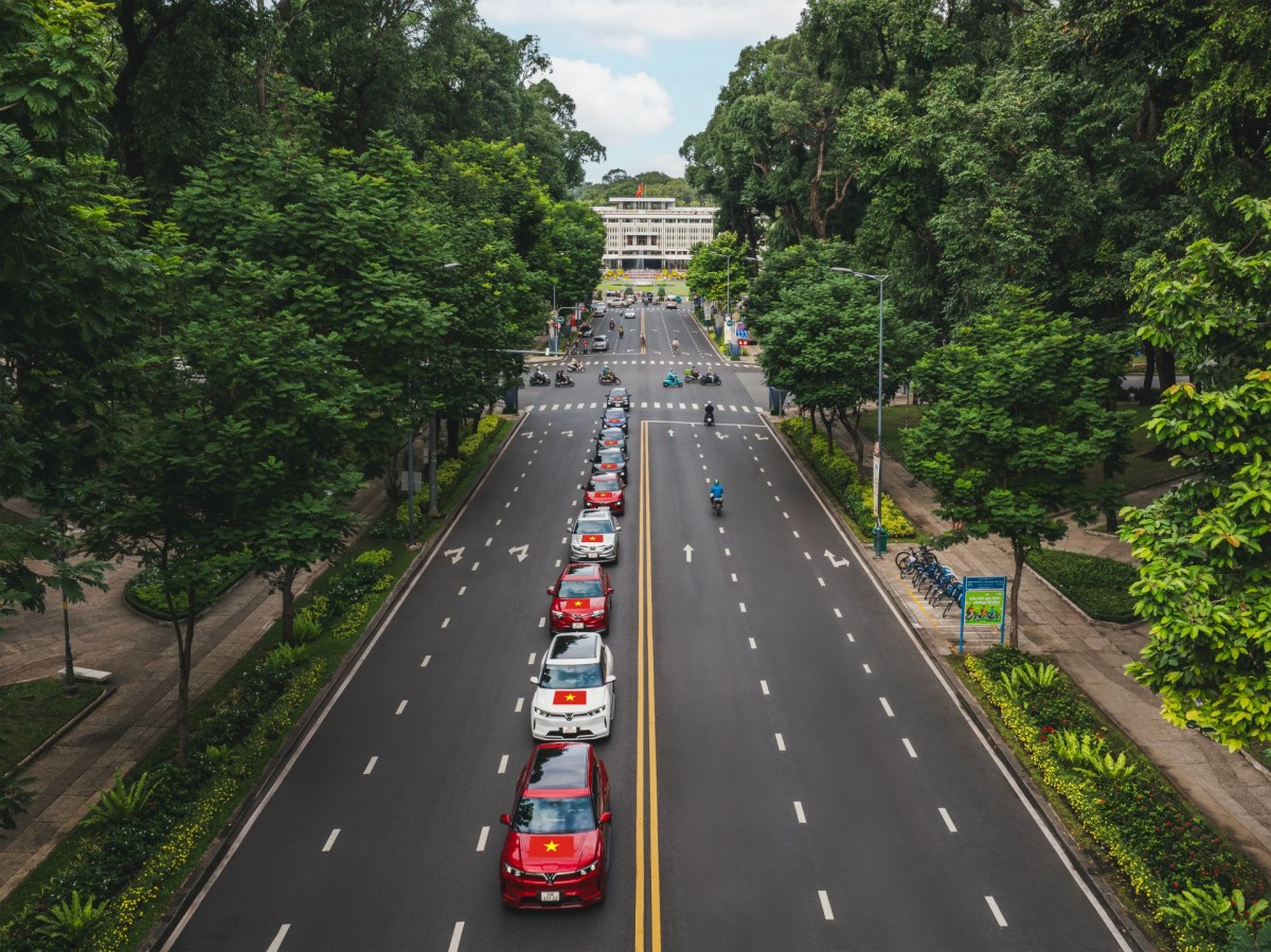 Vinfast tặng 100.000 bộ decal Quốc kỳ mừng 80 năm Quốc khánh