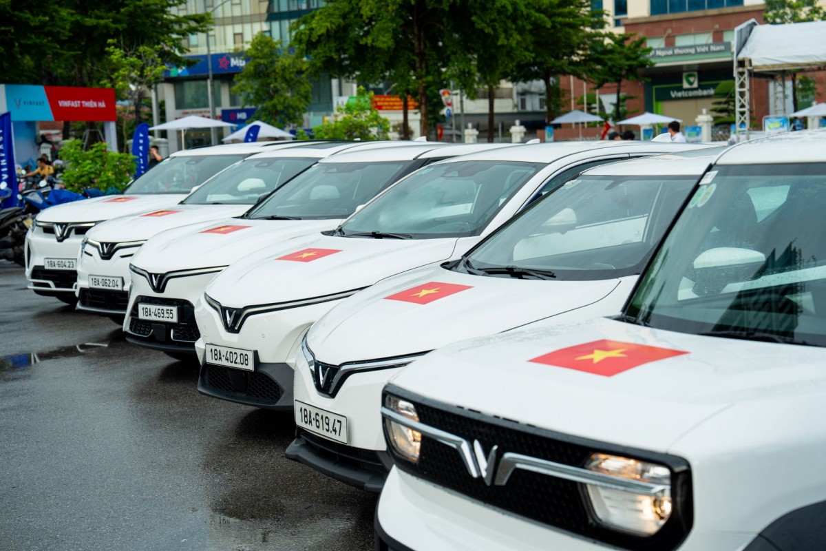 Vinfast tặng 100.000 bộ decal Quốc kỳ mừng 80 năm Quốc khánh