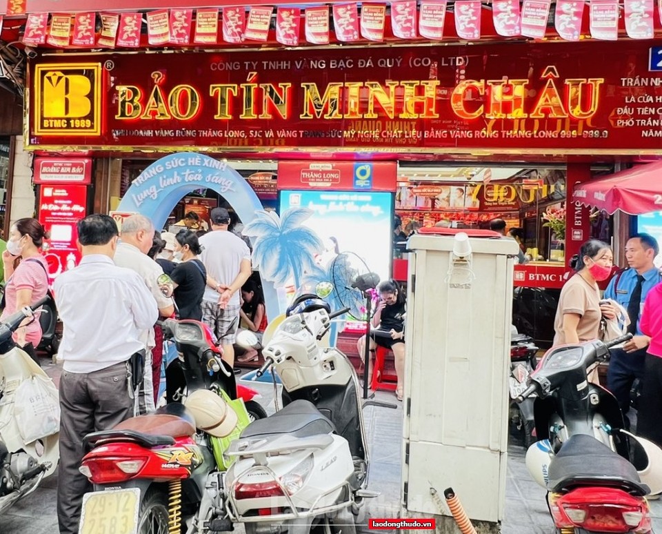 Giá vàng lại lập đỉnh, người dân xếp hàng chờ mua vàng nhẫn