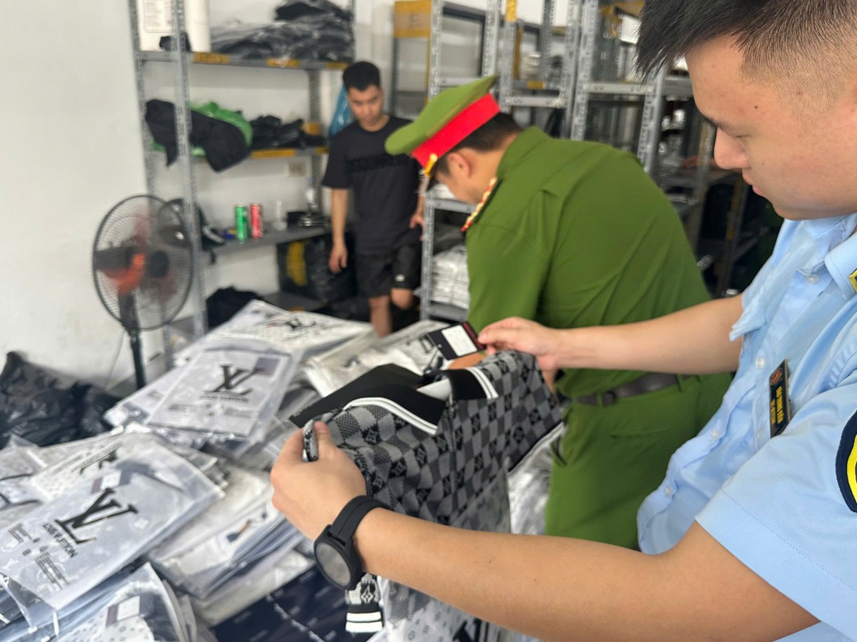 Liên tiếp phát hiện hàng nghìn sản phẩm không rõ xuất xứ tại xã Phù Đổng