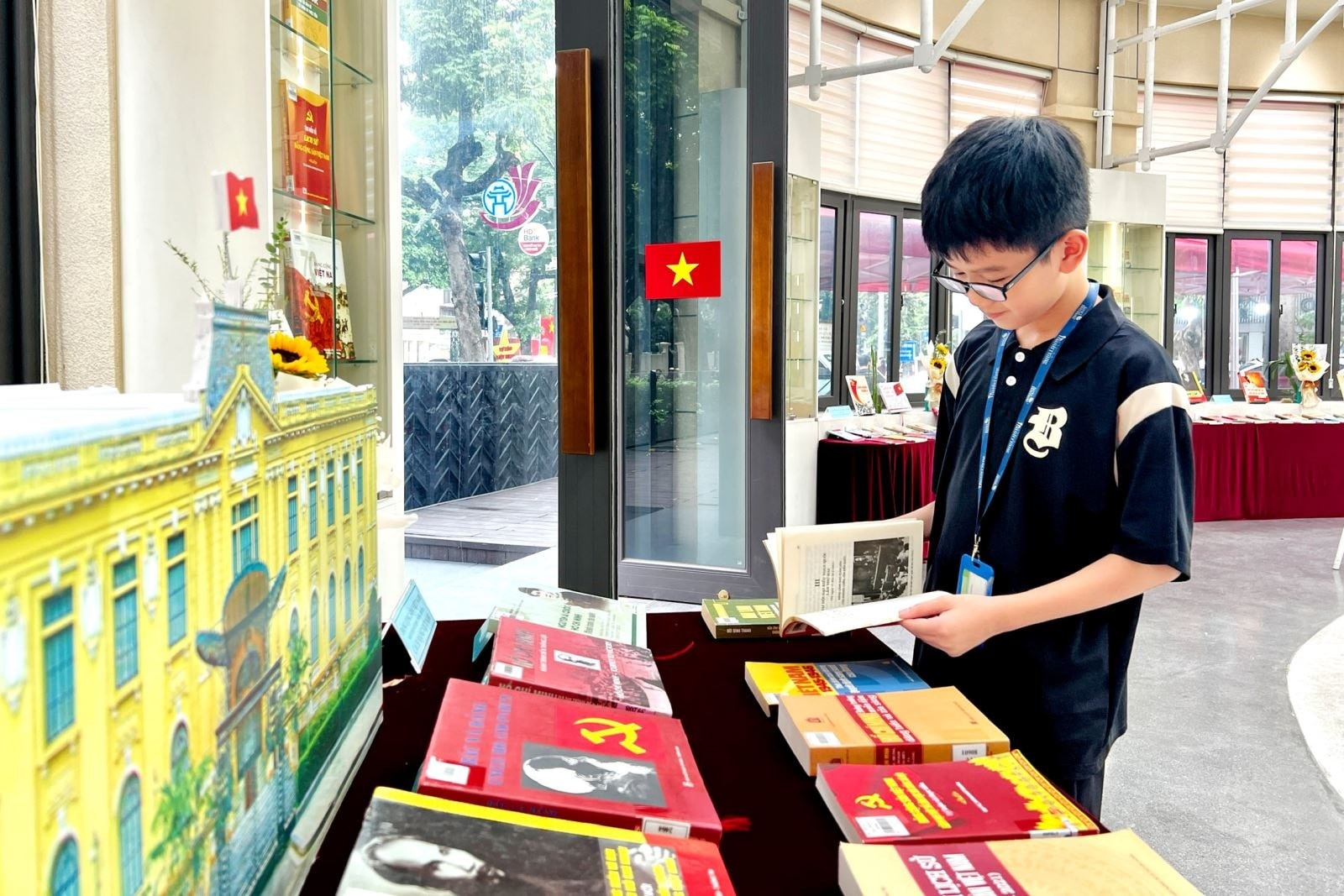 Hơn 400 tư liệu sách, báo tái hiện chặng đường 80 năm hào hùng của dân tộc