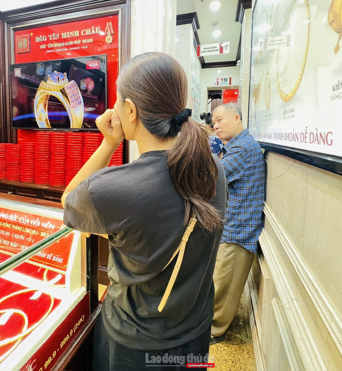 Giá vàng lại lập đỉnh, người dân xếp hàng chờ mua vàng nhẫn