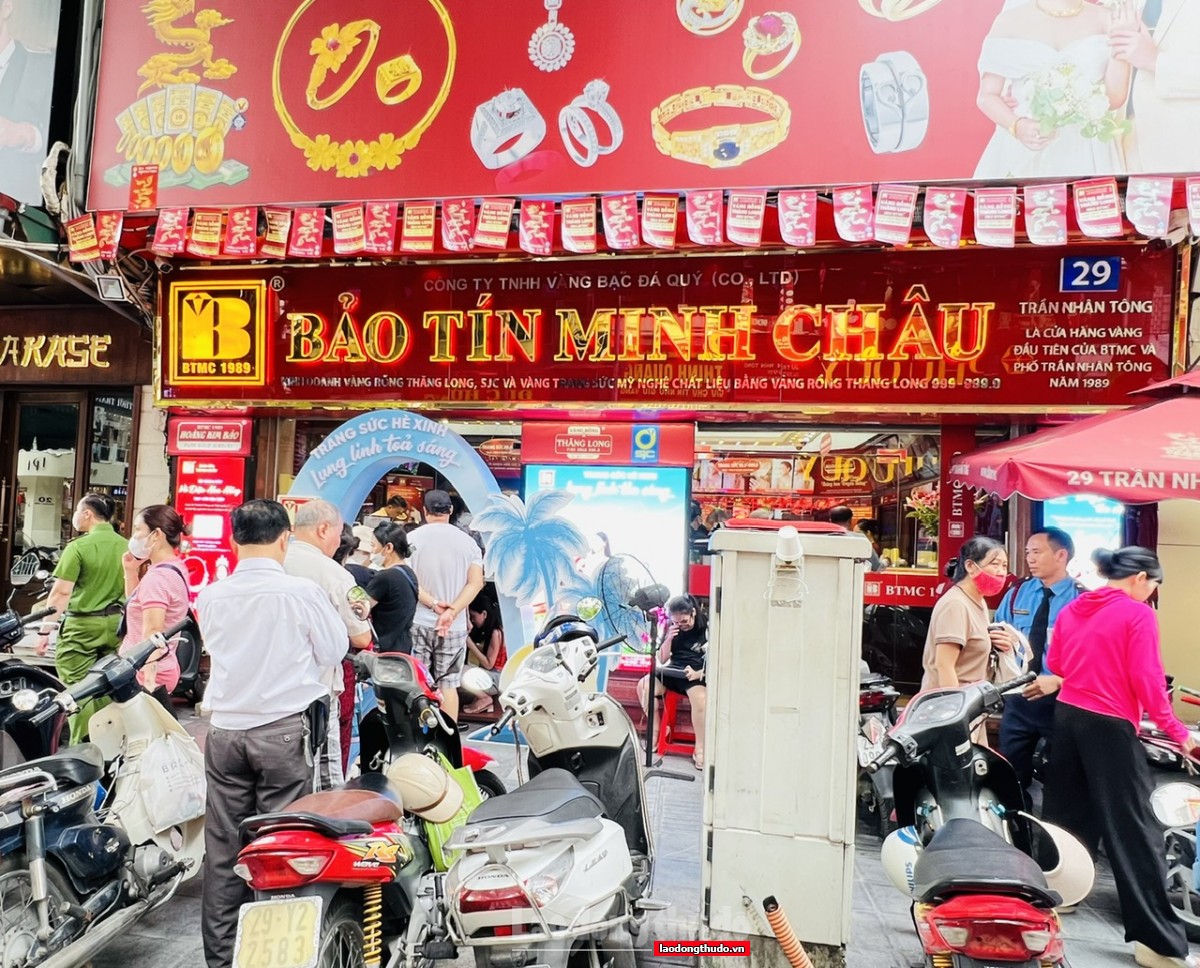 Giá vàng lại lập đỉnh, người dân xếp hàng chờ mua vàng nhẫn