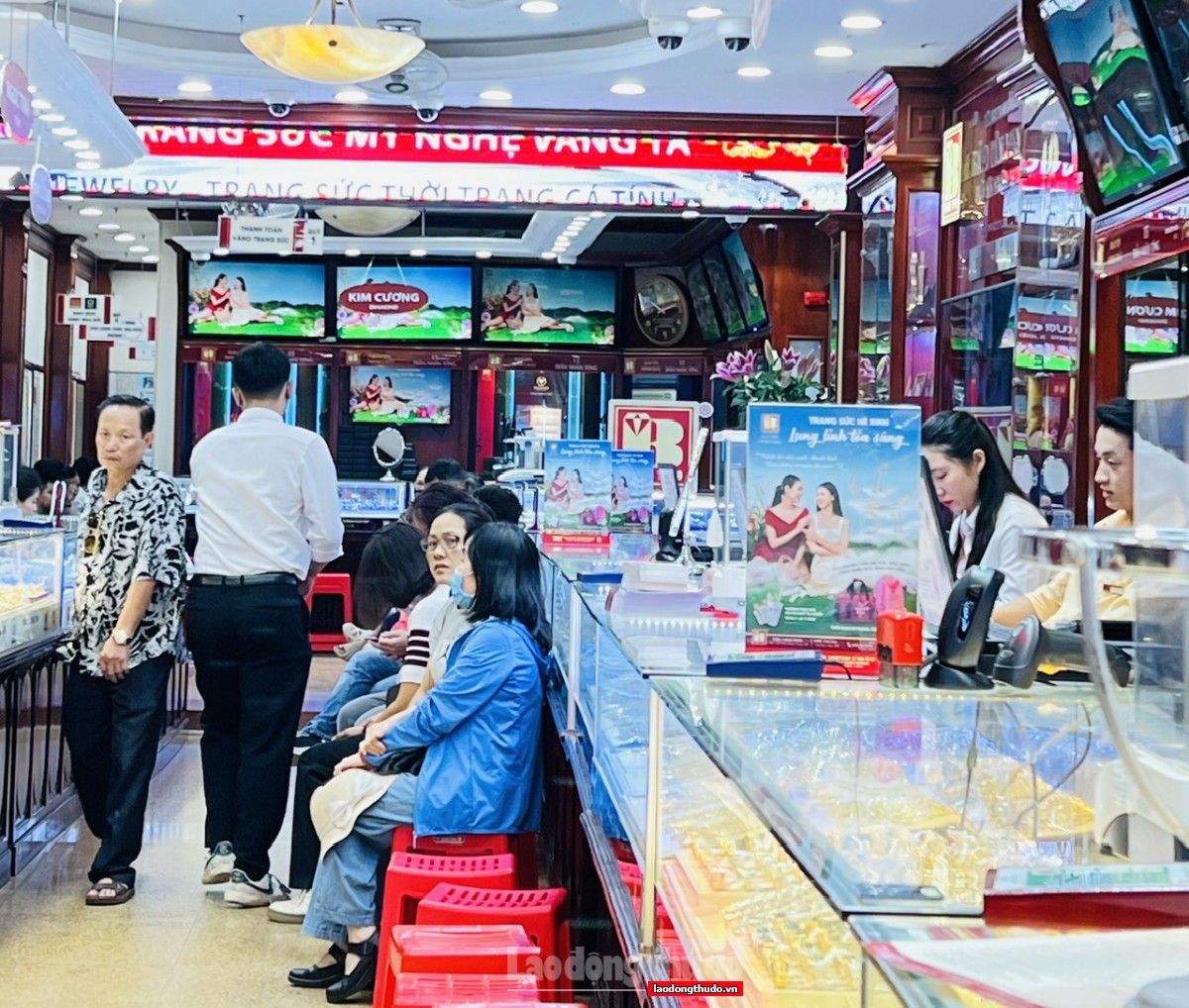 Giá vàng lại lập đỉnh, người dân xếp hàng chờ mua vàng nhẫn